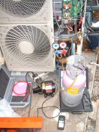 新冷媒のガスチャージ風景　by 大和商会．ＣＯＭ